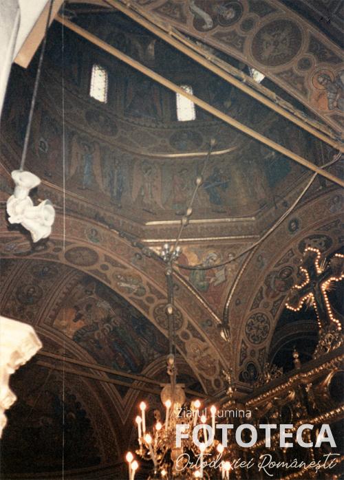 Imagine din interiorul bisericii mănăstirii Mihai Vodă din Bucureşti