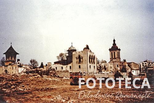 Incinta mănăstirii Mihai Vodă din Bucureşti aflată în curs de demolare
