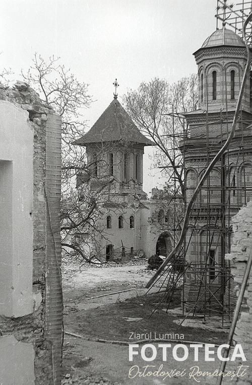 Incinta mănăstirii Mihai Vodă din Bucureşti aflată în demolare