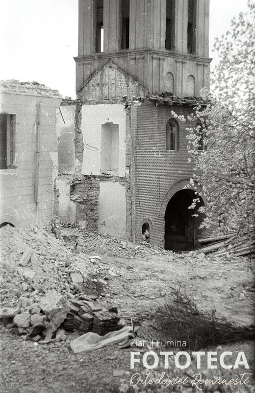 Incinta mănăstirii Mihai Vodă din Bucureşti aflată în demolare