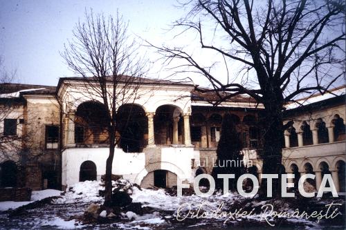 Incinta mănăstirii Văcăreşti din Bucureşti înaintea demolării
