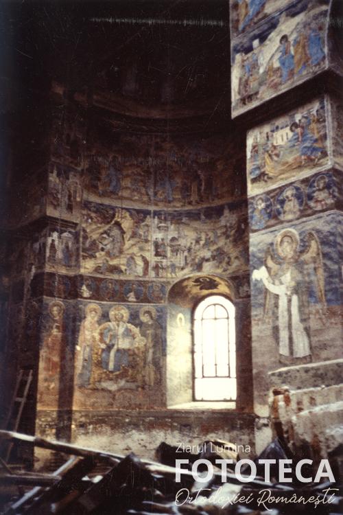 Interior din biserica mănăstirii Văcăreşti din Bucureşti în timpul demolării