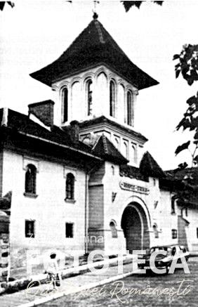 Intrarea în mănăstirea Mihai Vodă din Bucureşti