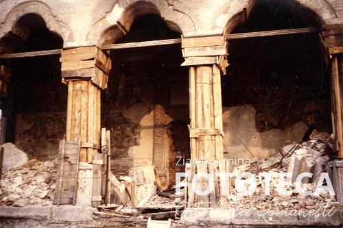 Pridvorul bisericii mănăstirii Văcăreşti din Bucureşti în timpul demolării