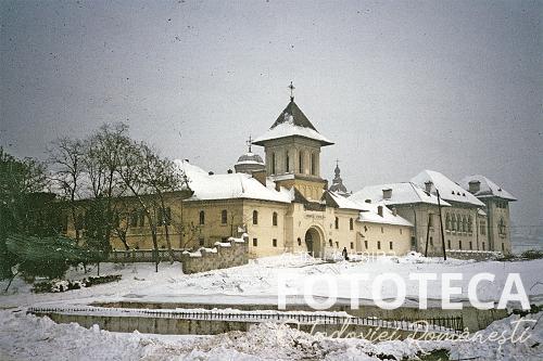 Vedere asupra mănăstirii Mihai Vodă din Bucureşti