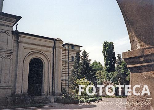 Vedere dinspre nord cu pridvorul mănăstirii Radu Vodă din Bucureşti