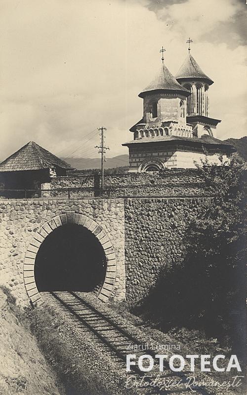Calea ferată din apropierea mănăstirii Cornet, jud. Vâlcea