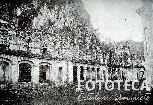 Chiliile mănăstirii Tismana după incendiu