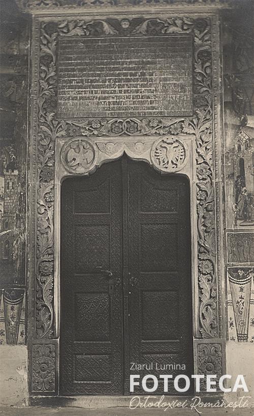 Uşa de intrare cu portalul şi pisania bisericii mănăstirii Hurezi, jud. Vâlcea