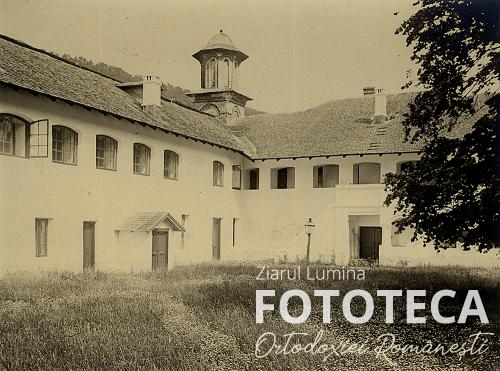 Vedere asupra unei incinte de mănăstire neidentificată din Oltenia