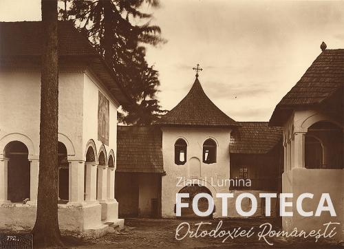 Vedere dinspre nord cu biserica, chilii şi turnul de intrare în mănăstirea Polovragi