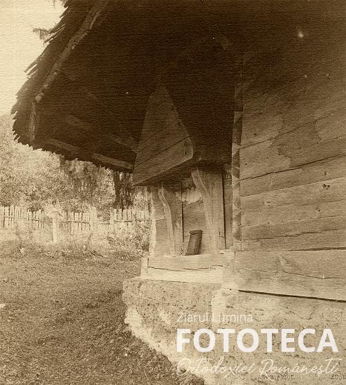 Vedere dinspre sud-est asupra bisericii de lemn cu hramul „Adormirea Maicii Domnului” din Grămeşti, jud. Vâlcea