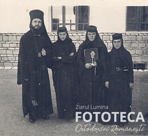 Ieromonahul Antonie Plămădeală la mănăstirea Râşca, jud. Suceava, alături de maici