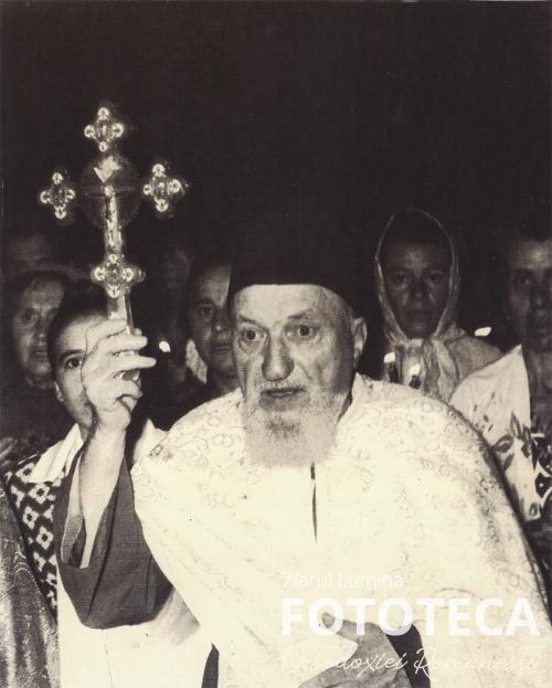 Preotul Constantin Sârbu slujind la biserica Sapienţei din Bucureşti