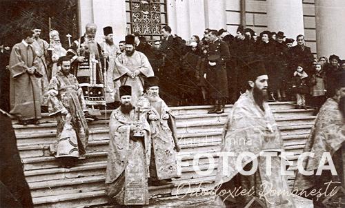 Ieromonahul Vasile Vasilache (primul din dreapta) în procesiunea de ieşire din catedrală înaintea episcopului Valerie Moglan şi a mitropolitului Nicodim Munteanu