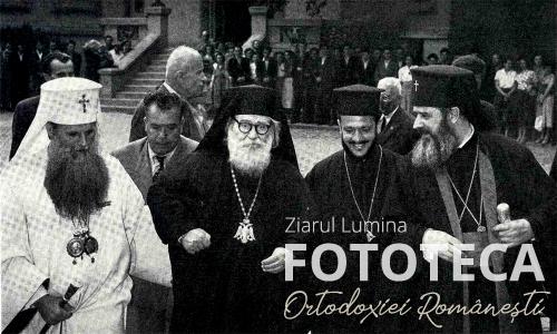 Patriarhii Justinian şi Hristofor al Alexandriei şi mitropolitul Iustin Moisescu în dreptul catedralei patriarhale