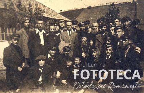 Antonie Plămădeală (în dreapta), elev al Seminarului teologic, alături de episcopul Dionisie Erhan al Ismailului şi colegii săi la mănăstirea Suruceni
