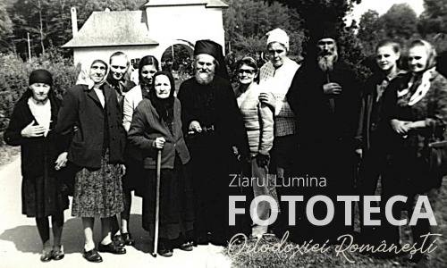 Ieromonahul Serafim Popescu cu un grup de credincioşi la mănăstirea Sâmbăta de Sus 