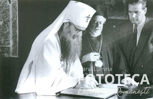 Patriarhul Justinian semnând în Condica Sfântă cu prilejul canonizării sfinţilor români, asistat de profesorul Iustin Moisescu