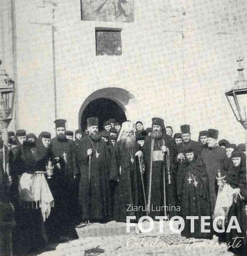 Patriarhul Justinian şi mitropolitul Iustin în mijlocul maicilor de la mănăstirea Agapia, jud. Neamţ