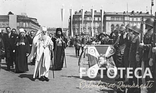 Patriarhul Miron Cristea trecând în revistă garda de onoare poloneză