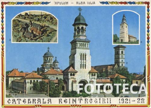 Carte poştală color reprezentând ansamblul Catedralei Reîntregirii, catedrala romano-catolică, reconstituirea vechii catedrale ortodoxe (medalionul stâng) şi biserica „Sf. Treime” Maieri I (medalionul drept), toate din Alba Iulia