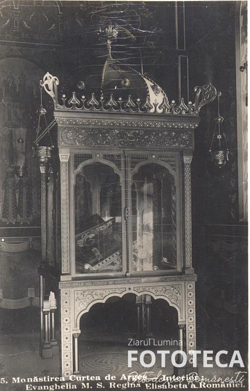 Carte poştală reprezentând Evanghelia executată de Regina Elisabeta aflată în biserica mănăstirii Argeş