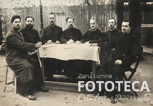 Protopopul Nicolae N. Marinescu alături de preşedinţii cercurilor pastorale din Protoieria Roşiorii de Vede, jud. Teleorman
