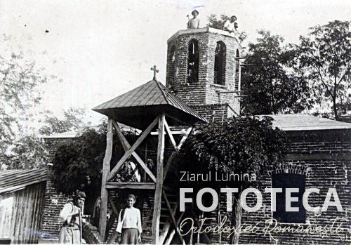 Biserica „Cuvioasa Parascheva” din Roşiorii de Vede, jud. Teleorman, în timpul ridicării turnului clopotniţă