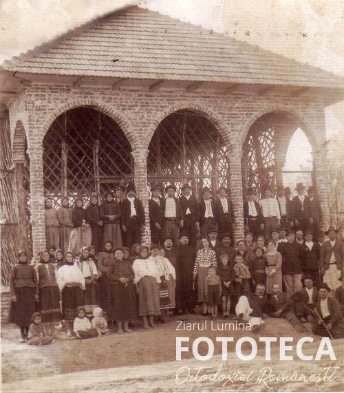 Preotul Dumitru I. Popescu şi credincioşi în faţa căminului cultural ridicat de el în parohia Troianul II, jud. Teleorman