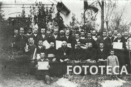 Protopopul Daniil Iliescu alături de preotul Dumitru I. Popescu-Măldăieni şi consilierii parohiei Troianul II la un cerc pastoral