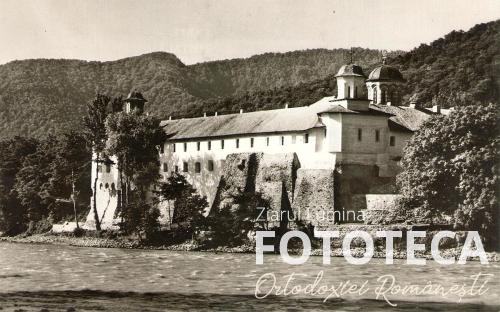 Mănăstirea Cozia, jud. Vâlcea, văzută dinspre râul Olt