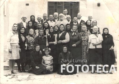 Preotul Constantin Naidin alături de credincioşii săi din parohia Lisa, jud. Teleorman