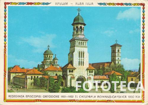 Carte poştală color privind ansamblul catedralei Reîntregirii din Alba Iulia şi biserica romano-catolică