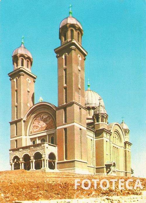 Carte poştală color privind biserica „Sf. Arhangheli” din Ghelar, jud. Hunedoara