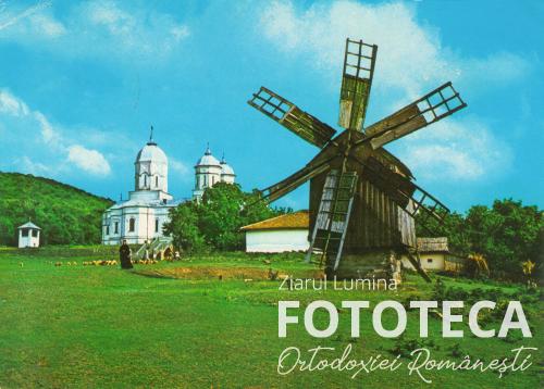 Carte poştală color privind o moară de vânt şi biserica mănăstirii Celic-Dere, jud. Tulcea (foto: Dumitru F. Dumitru)