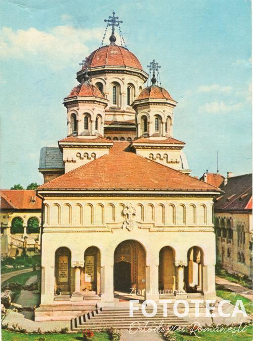 Carte poştală color reprezentând catedrala Reîntregirii din Alba Iulia