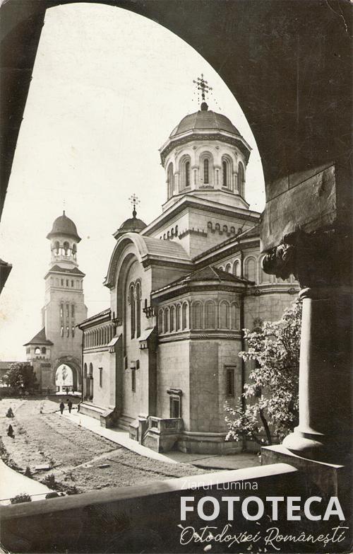 Catedrala Reîntregirii şi turnul clopotniţă de la Alba Iulia (foto: Al. Mendrea)