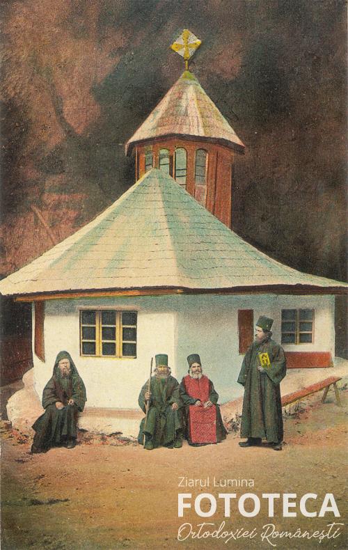 Carte poştală color privind biserica Schitului „Peştera Ialomicioarei”, jud. Dâmboviţa