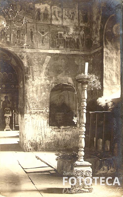 Carte poştală privind interior al bisericii mănăstirii Cozia, jud. Vâlcea, cu mormântul lui Mircea cel Bătrân