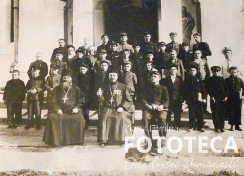 Arhimandritul Calinic Gradea alături de elevii Şcolii de cântăreţi de la Mănăstirea Cocoş şi de stareţul acestui aşezământ monastic