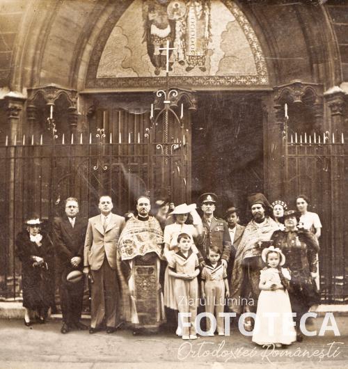 Arhimandritul Evghenie Laiu în faţa bisericii româneşti alături de credincioşi după oficierea Tainei Botezului