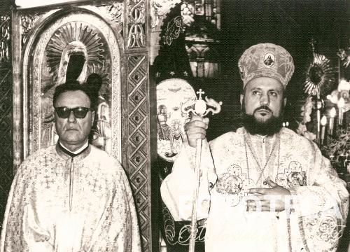 Episcopul-vicar Epifanie Norocel Tomitanul alături de preotul Constantin Lembrău la altarul bisericii „Adormirea Maicii Domnului” I