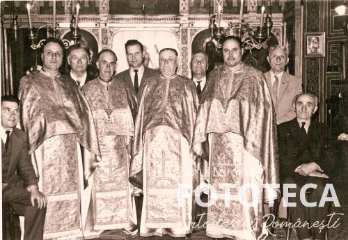 Preoţii Constantin Lembrău, Arghir Vârnav, Vasile Paraschiv şi Gheorghe Brătăşanu, parohul bisericii „Adormirea Maicii Domnului – I” din Constanţa 