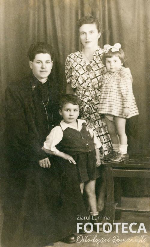 Preotul Nicolae Cănănău, parohul catedralei „Sf. Apostoli Petru şi Pavel” din Constanţa alături de familie